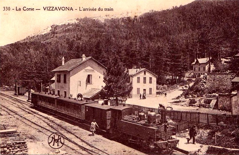 Train de voyageurs remorqué par la locomotive à vapeur 031T Fives-Lille n° 41, en gare de Vizzavona, au début du XXe siècle.